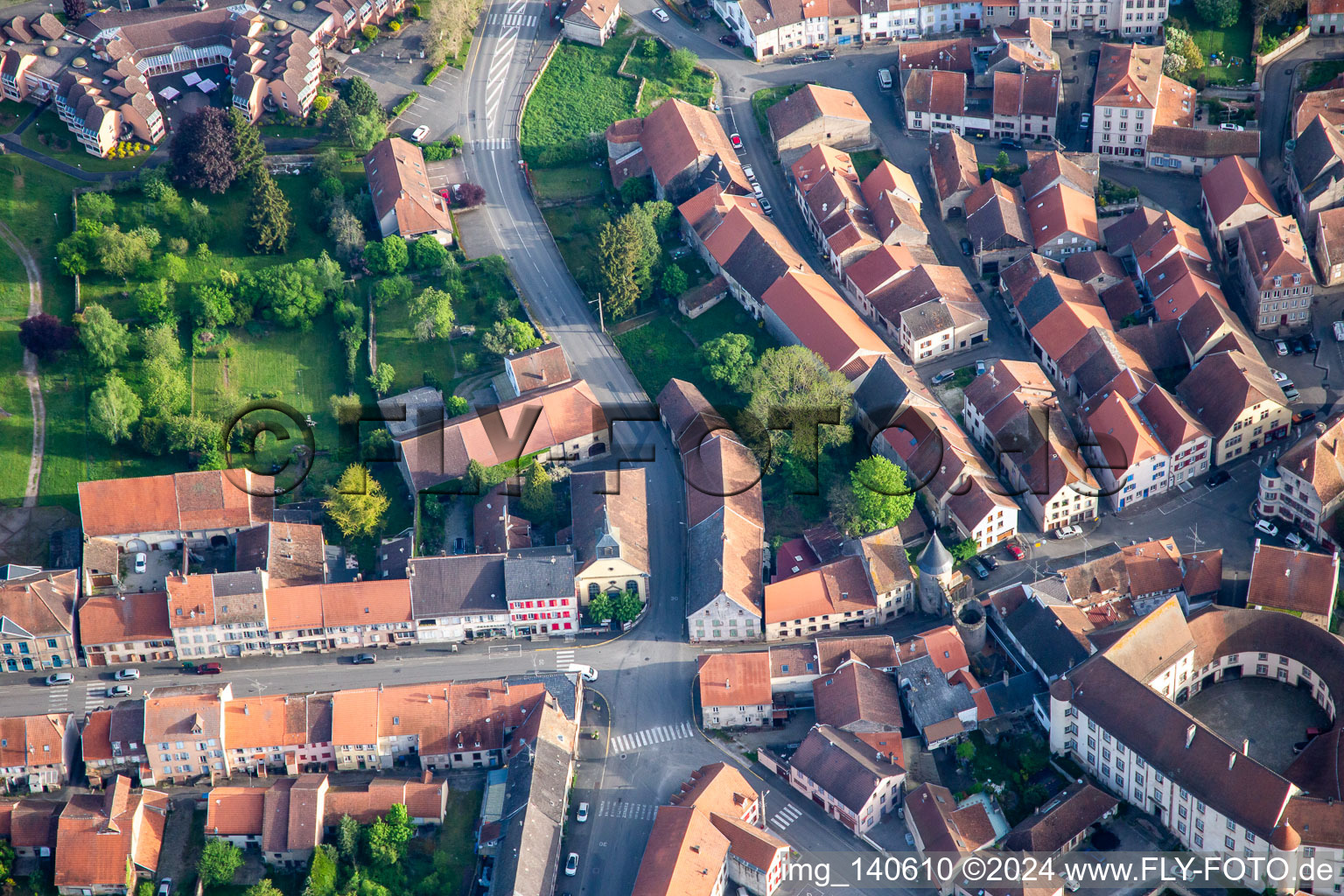 Vue aérienne de Rue des Remparts à Fénétrange dans le département Moselle, France