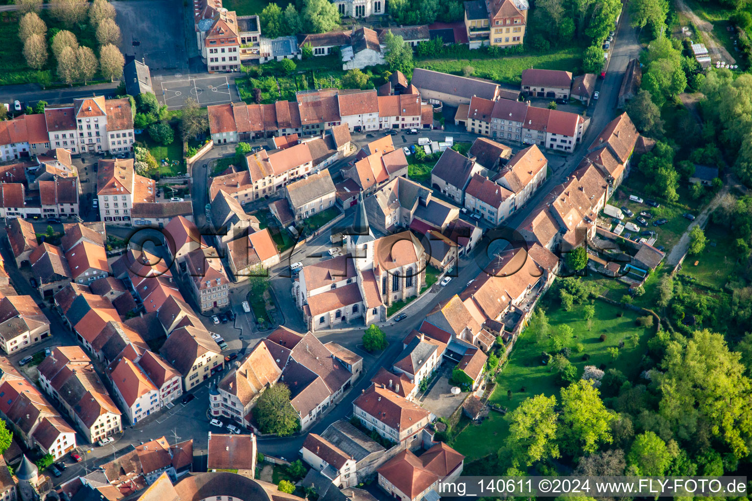 Vue aérienne de Vieille ville avec église Saint-Rémy de Fénétrange à Fénétrange dans le département Moselle, France