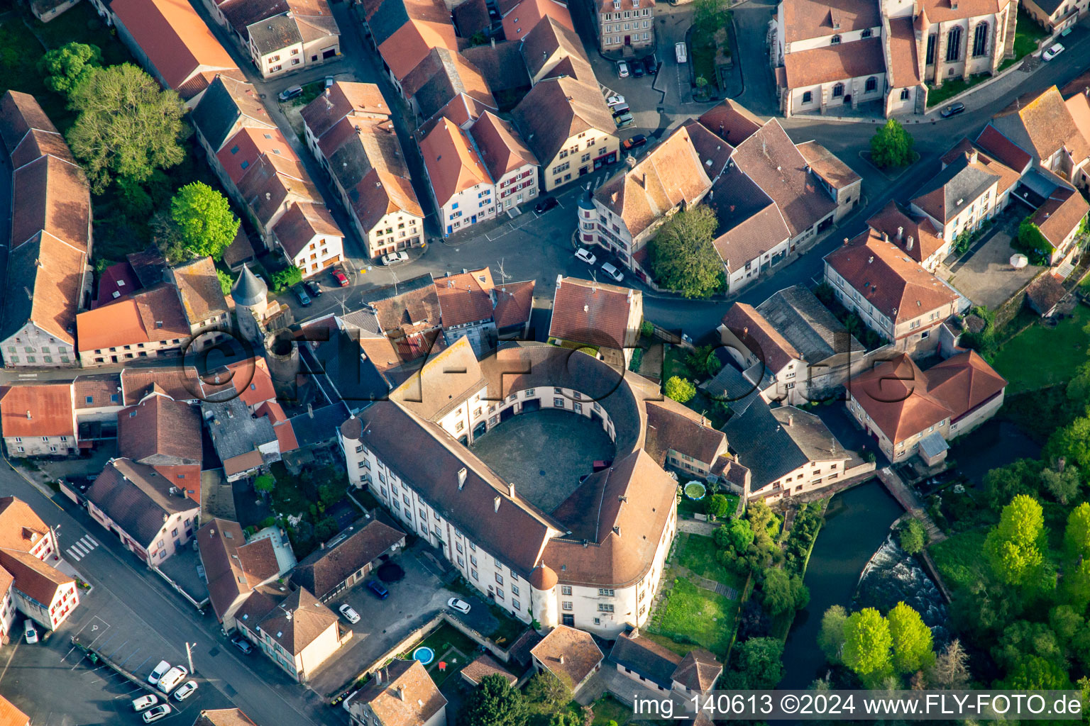 Vue aérienne de Vieille ville avec Château de Fénétrange à Fénétrange dans le département Moselle, France