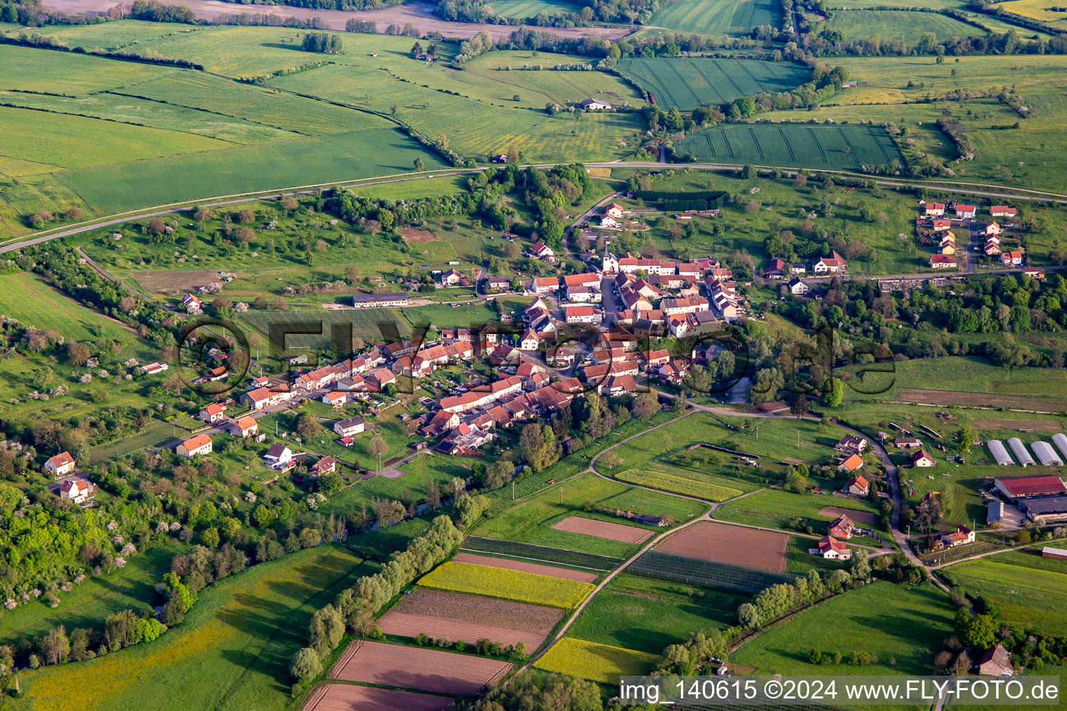 Vue aérienne de Du sud-est à Niederstinzel dans le département Moselle, France