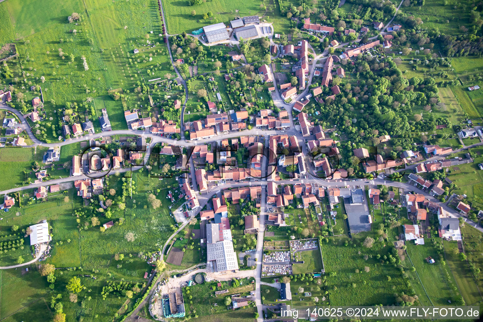 Vue aérienne de Wolfskirchen dans le département Bas Rhin, France