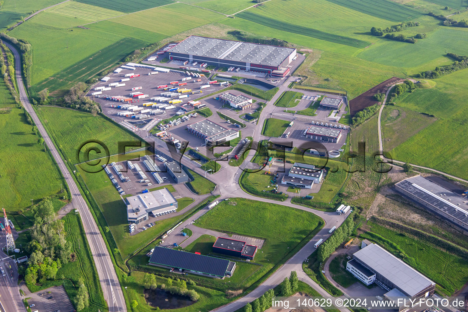 Vue aérienne de Zone commerciale avec KIMMEL LOGISTIK, KIMMEL LAVAGE, Dietrich Véhicules et Sarre Union Pl Services - MAN au péage de Sarre-Union - A4 - Sortie N°42 à Thal-Drulingen dans le département Bas Rhin, France