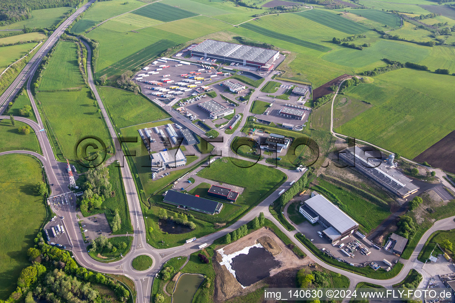 Vue aérienne de Zone commerciale avec KIMMEL LOGISTIK, KIMMEL LAVAGE, Dietrich Véhicules et Sarre Union Pl Services - MAN au péage de Sarre-Union - A4 - Sortie N°42 à Thal-Drulingen dans le département Bas Rhin, France