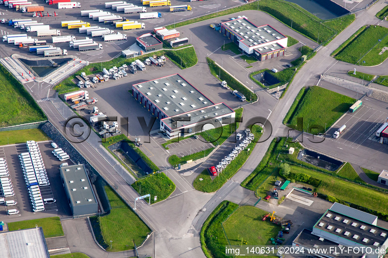 Photographie aérienne de Zone commerciale avec KIMMEL LOGISTIK, KIMMEL LAVAGE, Dietrich Véhicules et Sarre Union Pl Services - MAN au péage de Sarre-Union - A4 - Sortie N°42 à Thal-Drulingen dans le département Bas Rhin, France