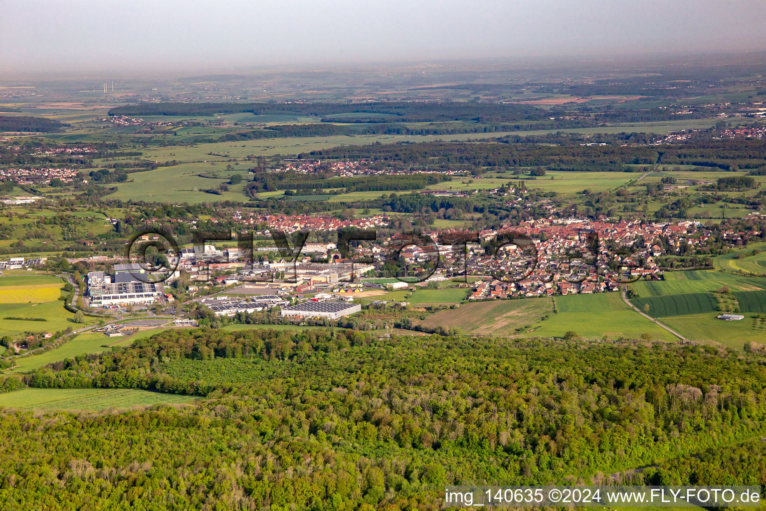 Vue aérienne de Du sud-est à Sarre-Union dans le département Bas Rhin, France