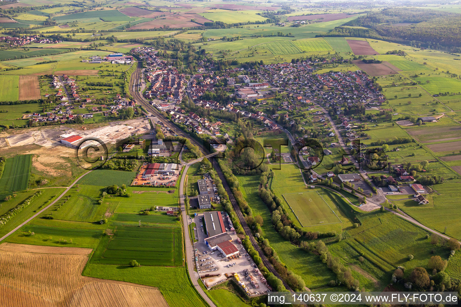 Vue aérienne de Du sud à Diemeringen dans le département Bas Rhin, France