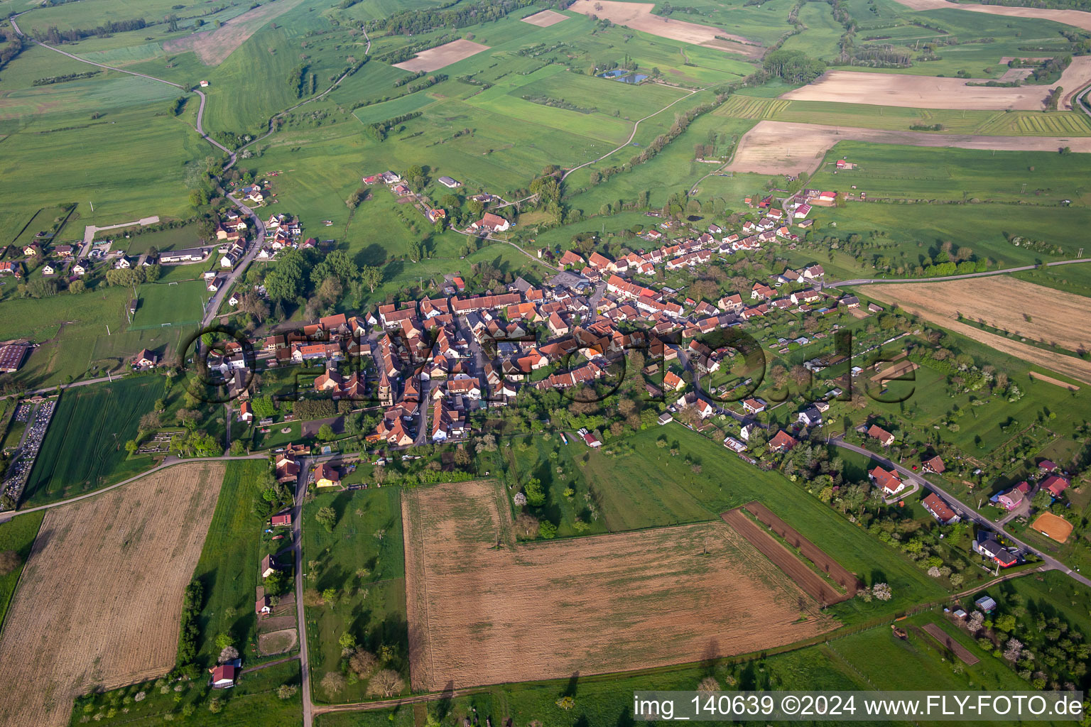 Vue aérienne de De l'est à Mackwiller dans le département Bas Rhin, France