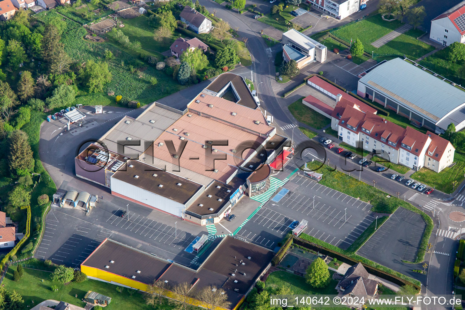 Vue aérienne de Super U et Drive à Diemeringen dans le département Bas Rhin, France