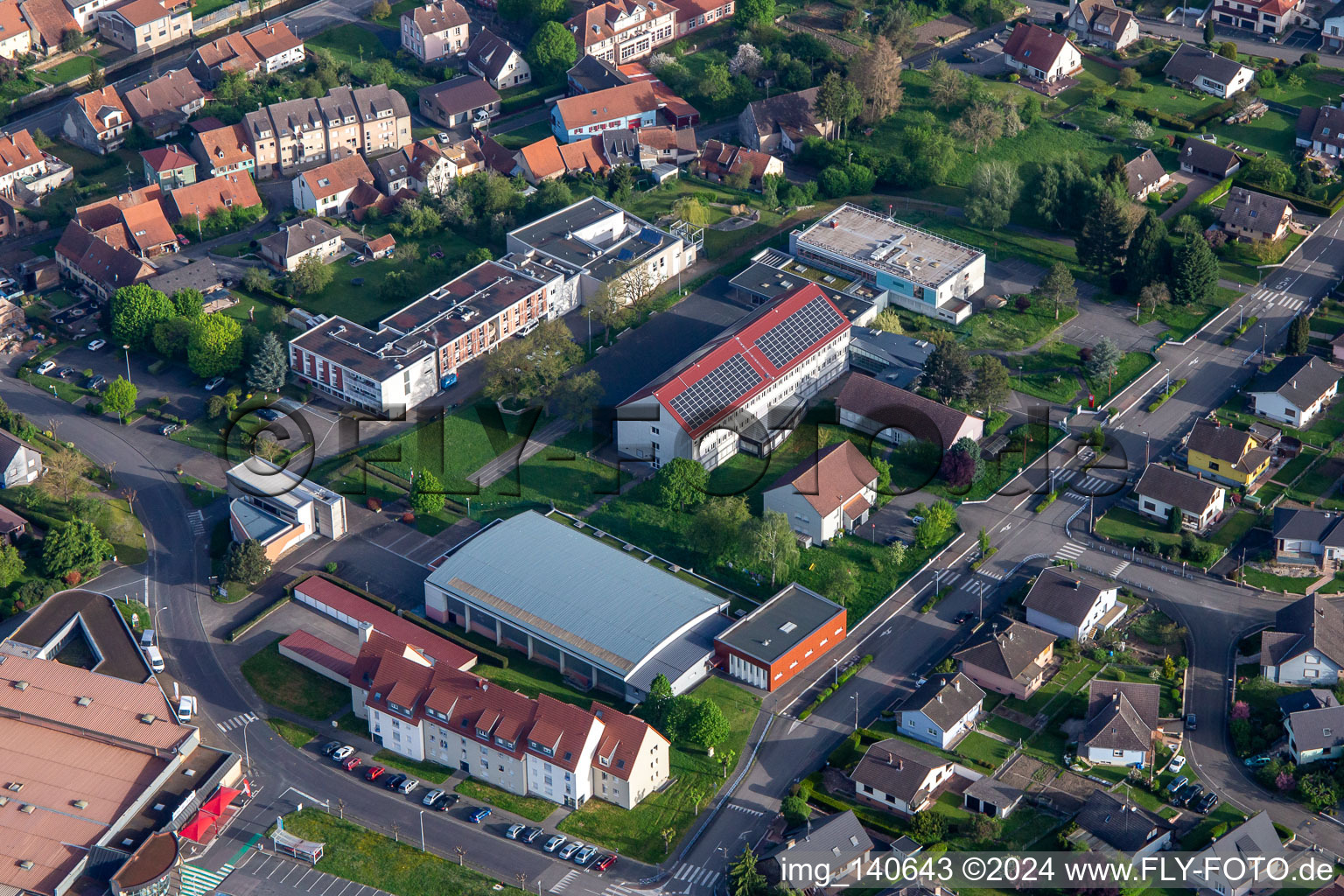 Vue aérienne de Collège de l'Eichel à Diemeringen dans le département Bas Rhin, France