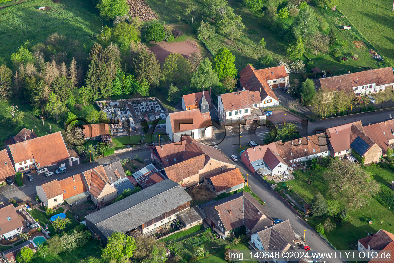 Vue aérienne de Mairie à Ratzwiller dans le département Bas Rhin, France