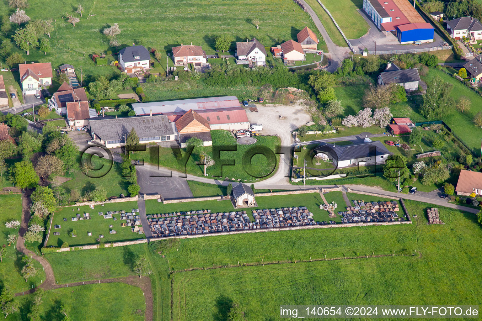 Vue aérienne de Cimetière à Butten dans le département Bas Rhin, France