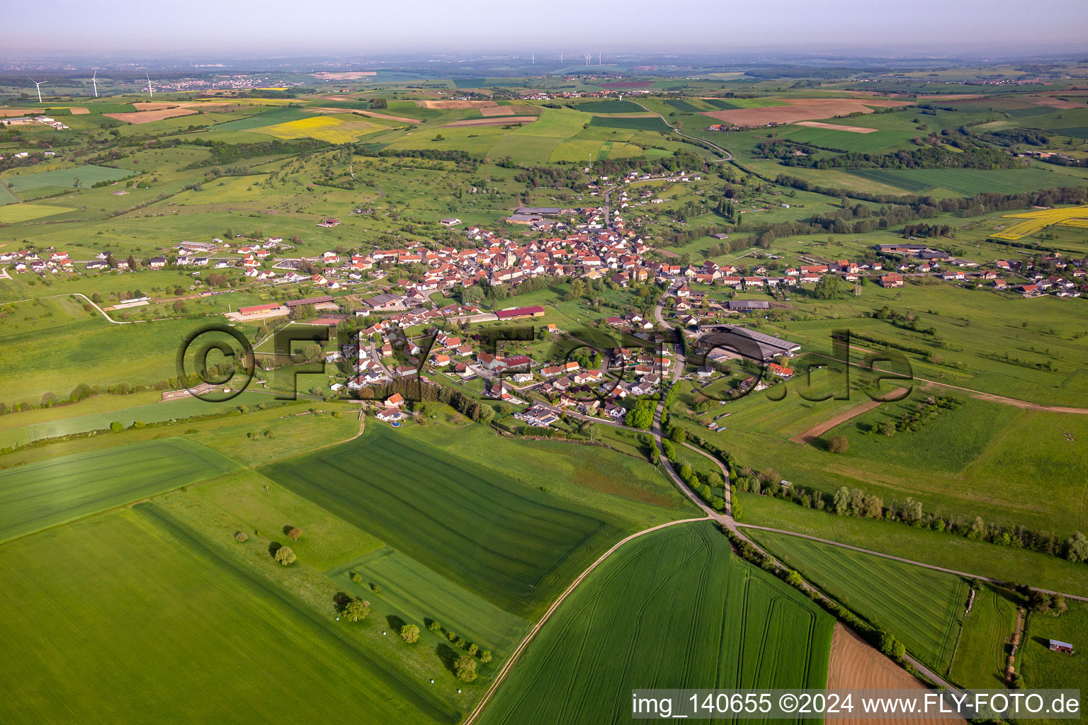 Vue aérienne de Du sud-est à Rahling dans le département Moselle, France