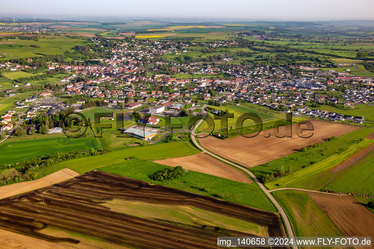 Vue aérienne de Du sud à Rohrbach-lès-Bitche dans le département Moselle, France