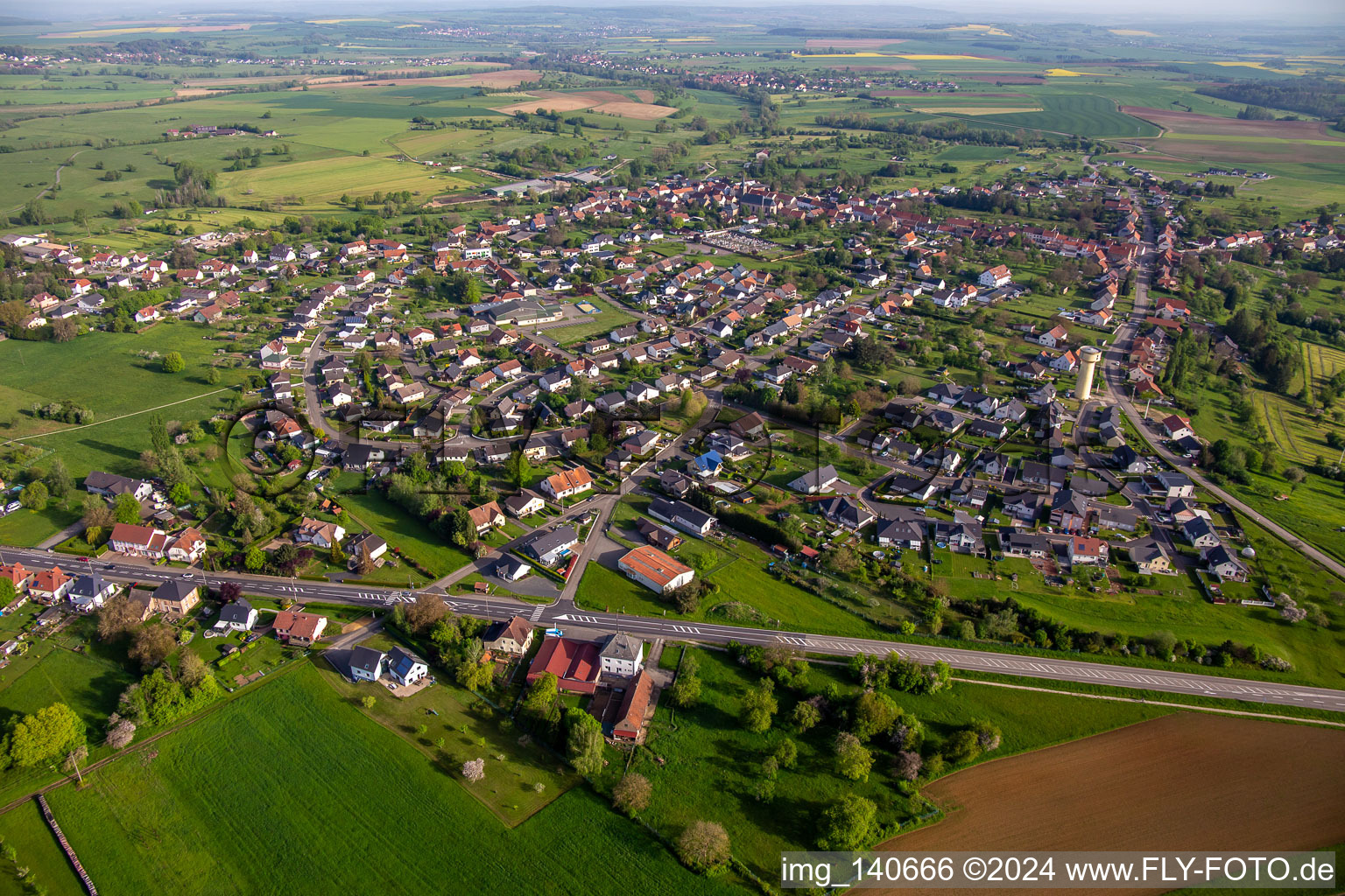 Vue aérienne de Du sud à Petit-Réderching dans le département Moselle, France