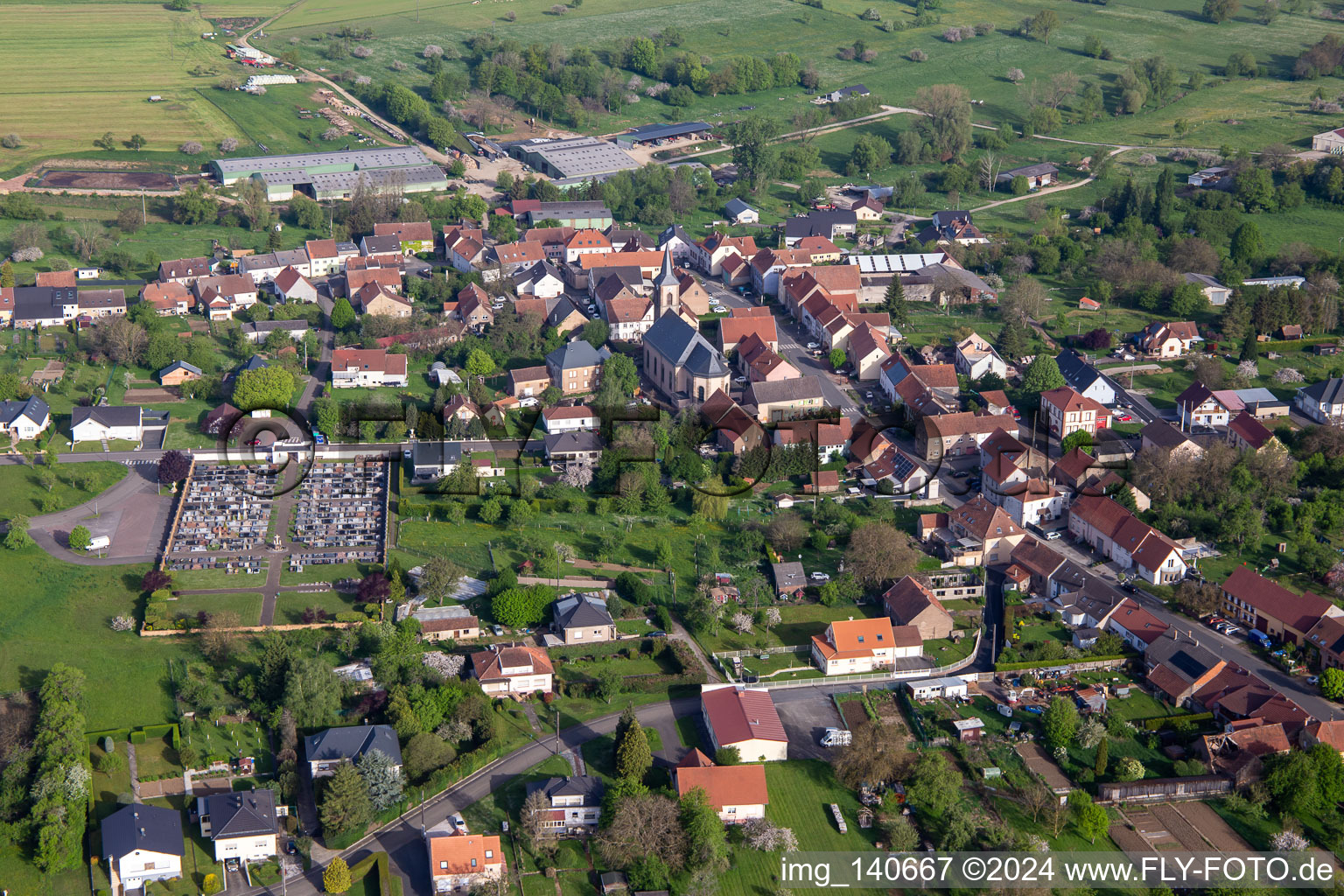 Vue aérienne de Eglise Petit-Réderching et cimetière à Petit-Réderching dans le département Moselle, France