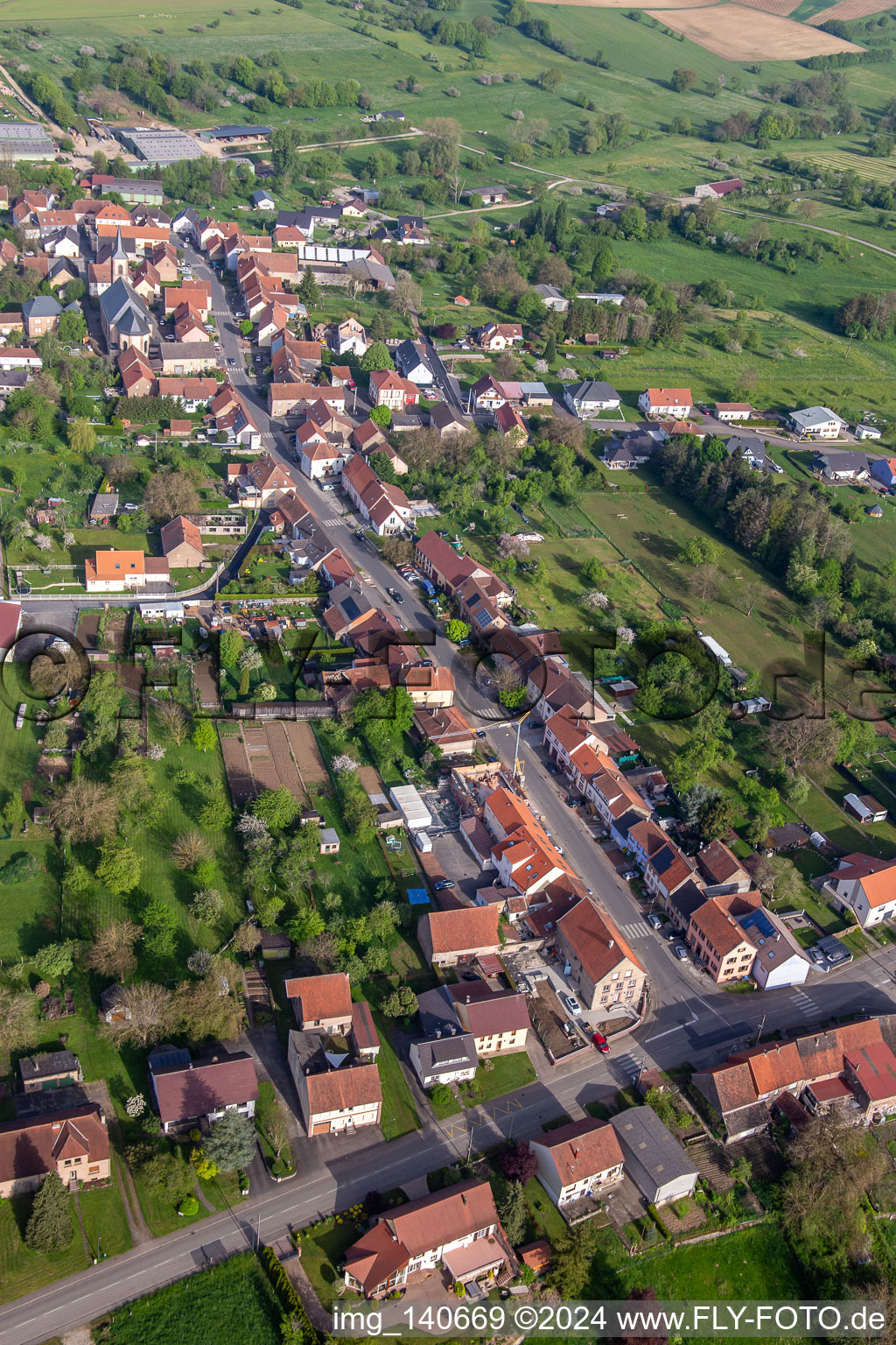 Vue aérienne de Rue Sainte-Croix à Petit-Réderching dans le département Moselle, France