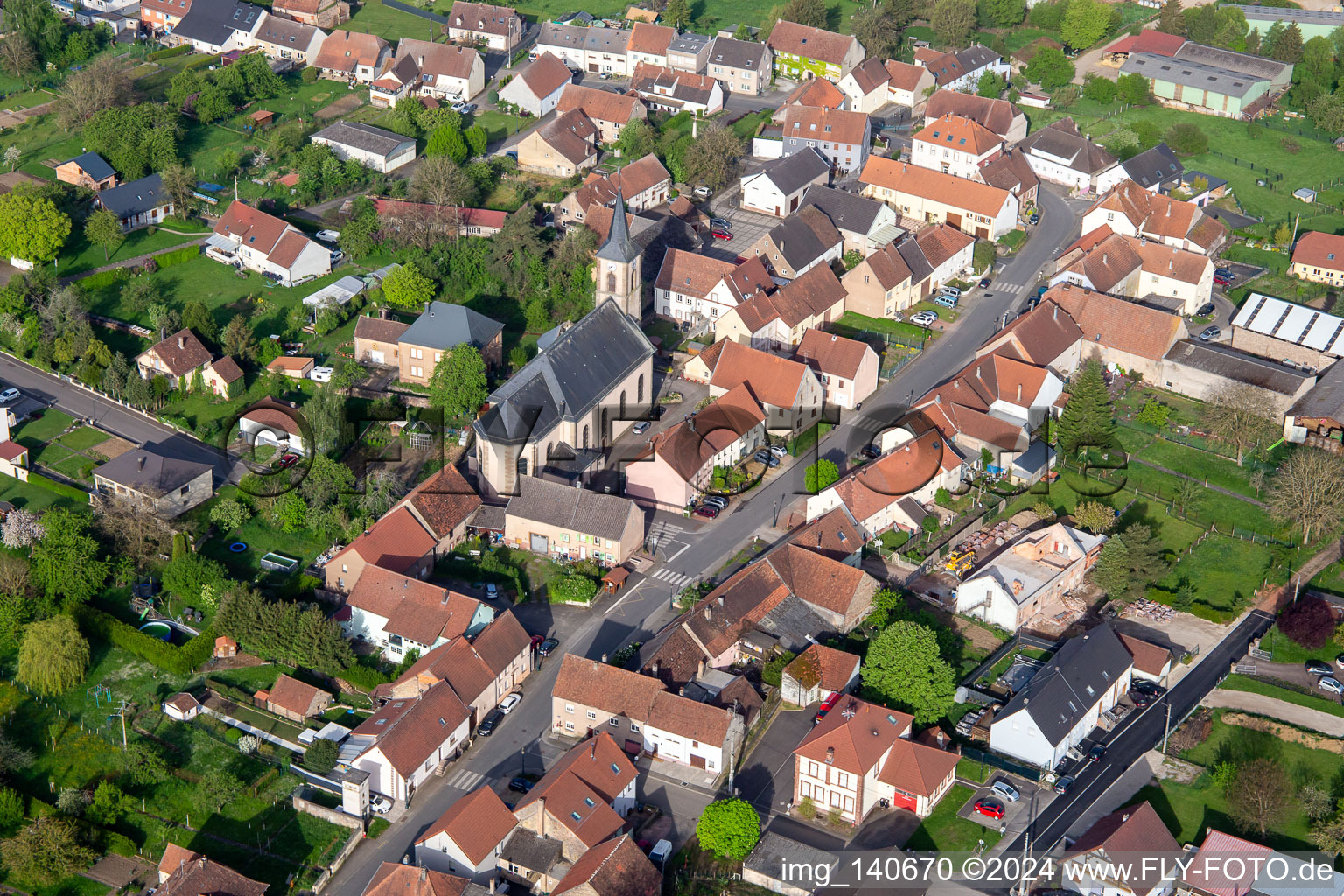 Vue aérienne de Église Petit-Réderching à Petit-Réderching dans le département Moselle, France