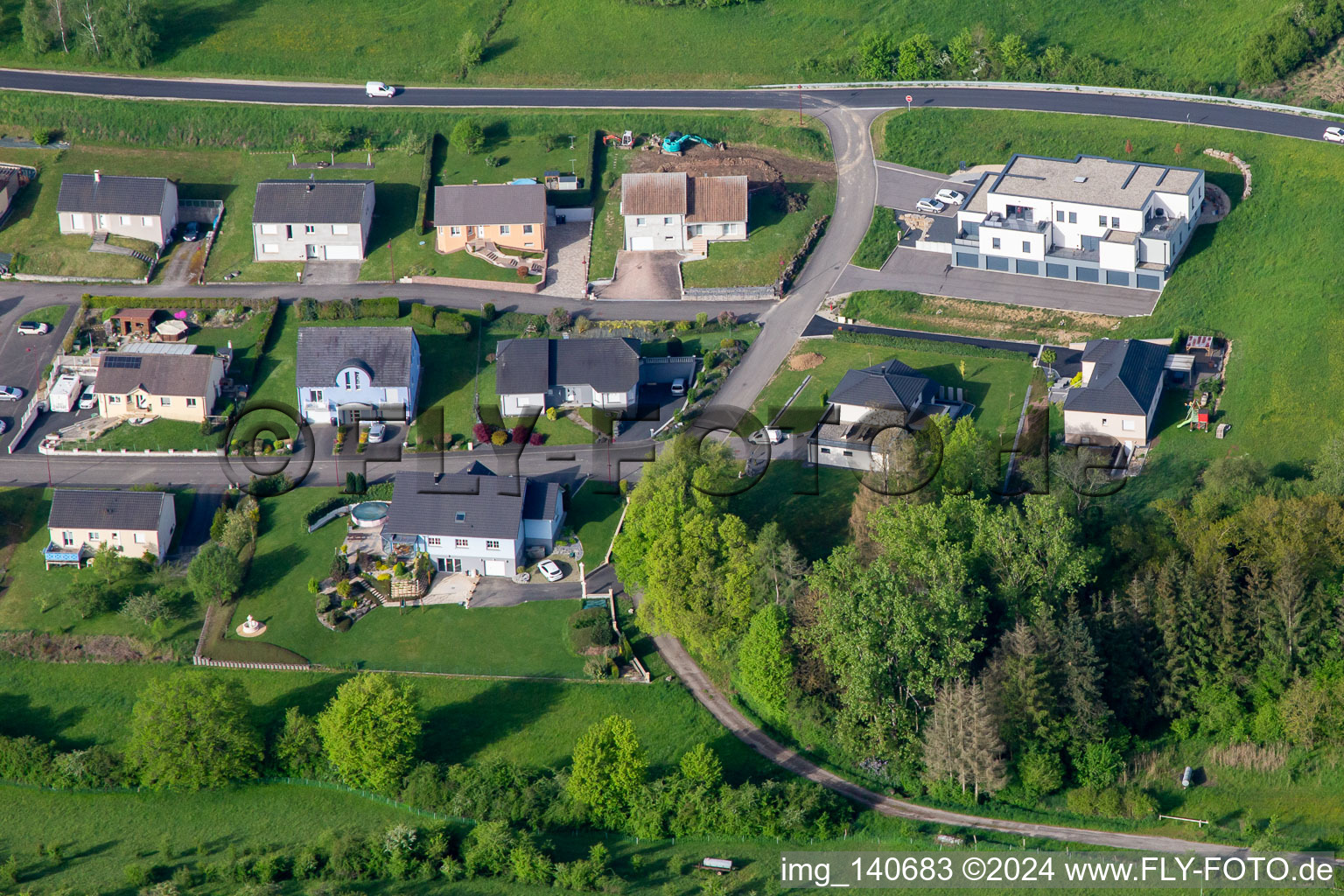 Vue aérienne de Villas à flanc de colline à Achen dans le département Moselle, France