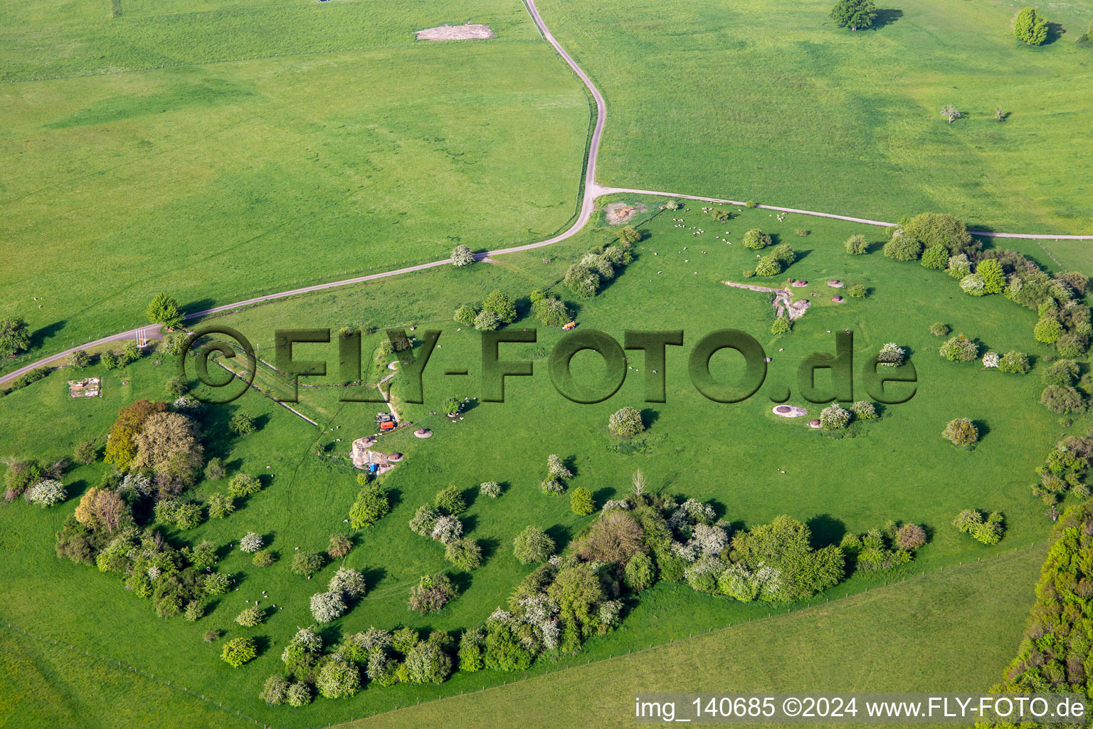 Vue aérienne de Des moutons paissent entre les ruines d’un vieux bunker à Achen dans le département Moselle, France