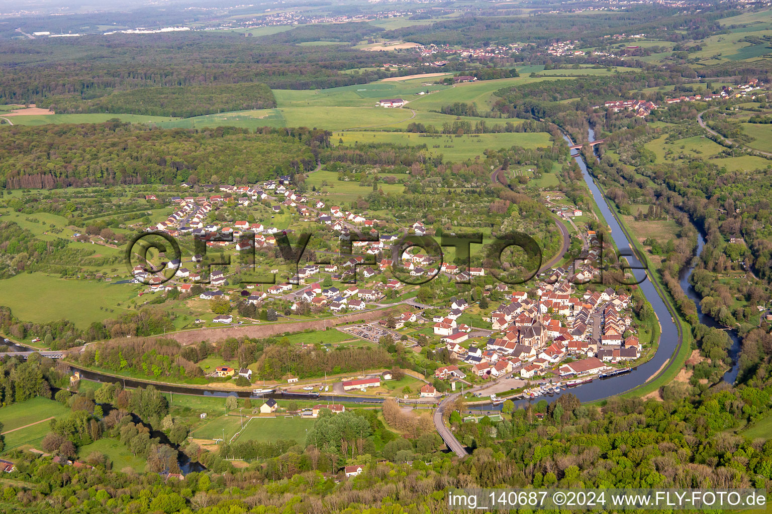 Vue aérienne de Boucle de la Sarre à Wittring dans le département Moselle, France