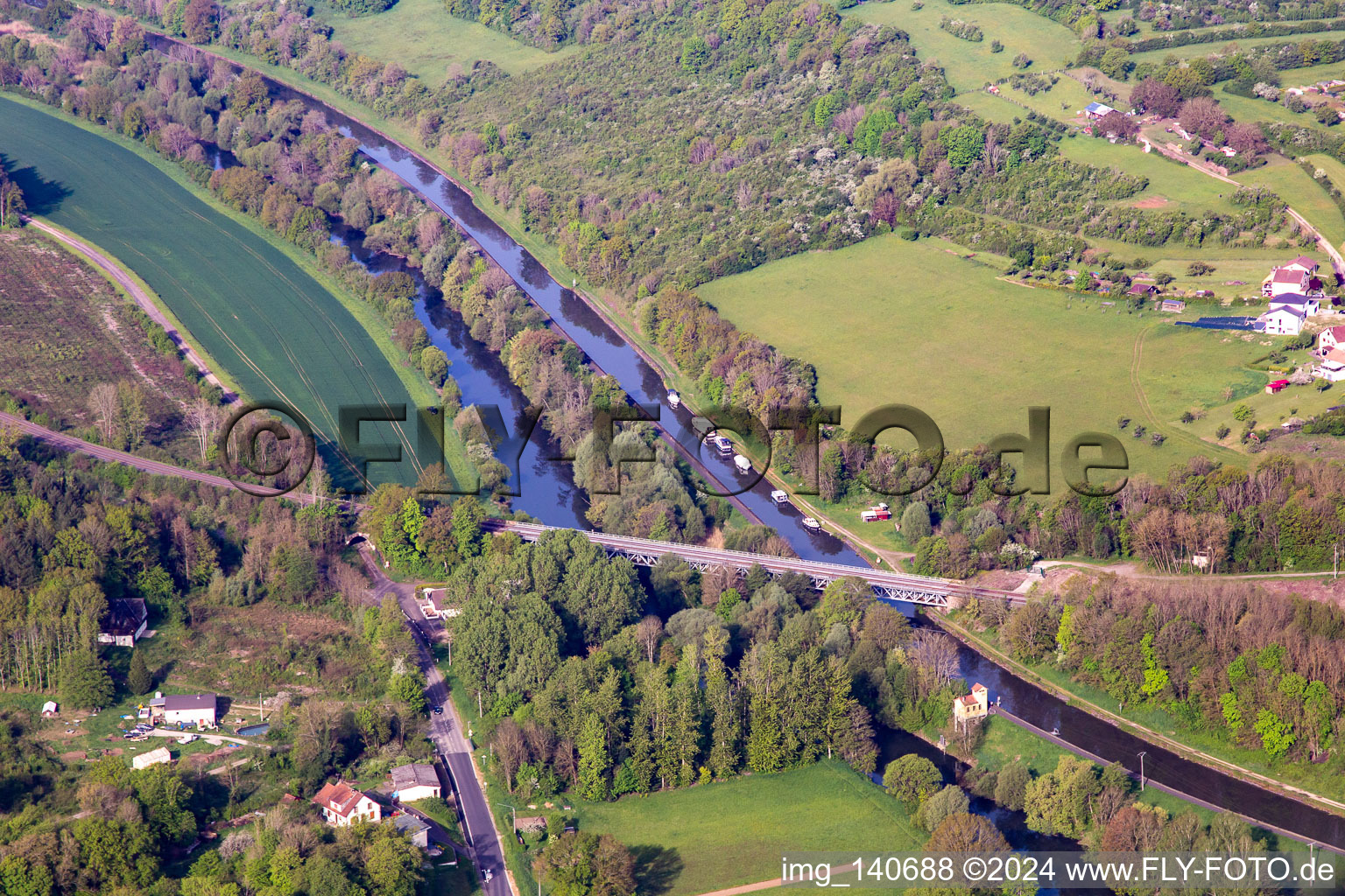 Vue aérienne de Canal des houilléres de la Sarre à Wittring dans le département Moselle, France