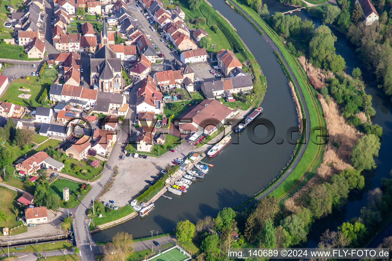 Vue aérienne de Port de plaisance de Witring à Wittring dans le département Moselle, France