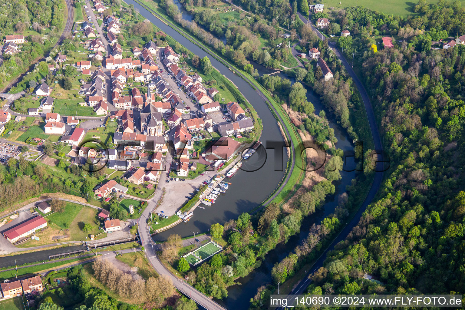 Vue aérienne de Port de plaisance de Witring à Wittring dans le département Moselle, France