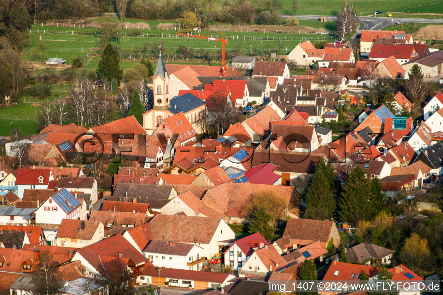 Photographie aérienne de Bâtiment d'église au centre du village à le quartier Ingenheim in Billigheim-Ingenheim dans le département Rhénanie-Palatinat, Allemagne