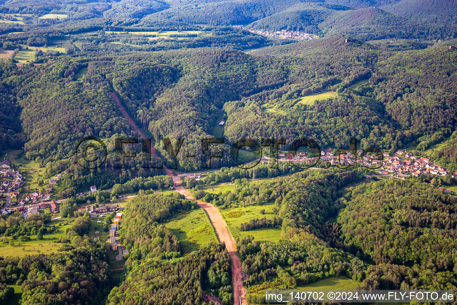 Vue aérienne de Chemin à travers la forêt du Palatinat pour reconstruire le tronçon de 51 km du gazoduc transeuropéen (TENP-III des Pays-Bas à la Suisse) entre Mittelbrunn et Klingenmünster à Silz dans le département Rhénanie-Palatinat, Allemagne