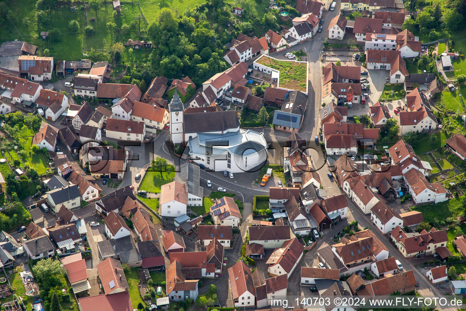 Vue aérienne de Église Saint-Cyriaque à le quartier Gossersweiler in Gossersweiler-Stein dans le département Rhénanie-Palatinat, Allemagne