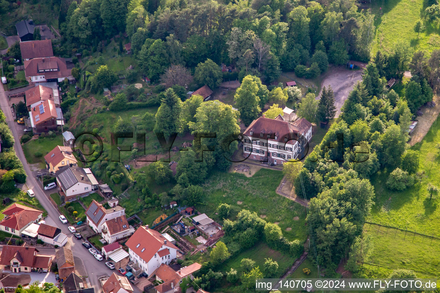 Vue aérienne de Jardin d'enfants catholique Sainte-Elisabeth à le quartier Gossersweiler in Gossersweiler-Stein dans le département Rhénanie-Palatinat, Allemagne