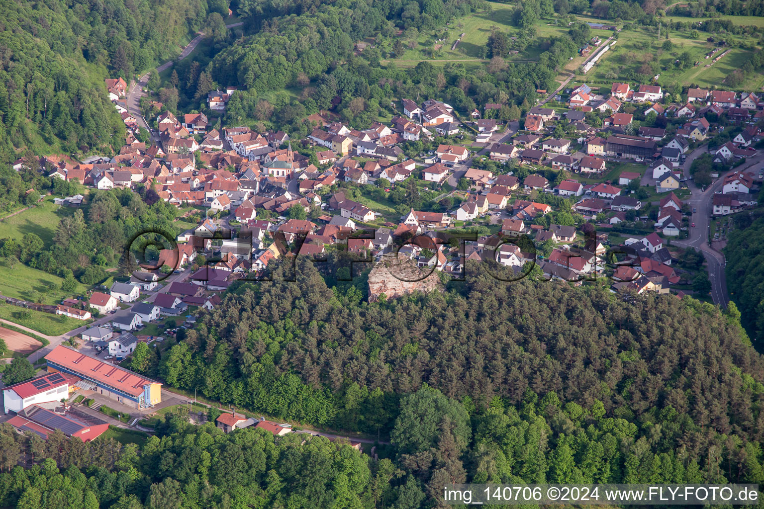 Vue aérienne de Engelsmannsfelsen à le quartier Gossersweiler in Gossersweiler-Stein dans le département Rhénanie-Palatinat, Allemagne