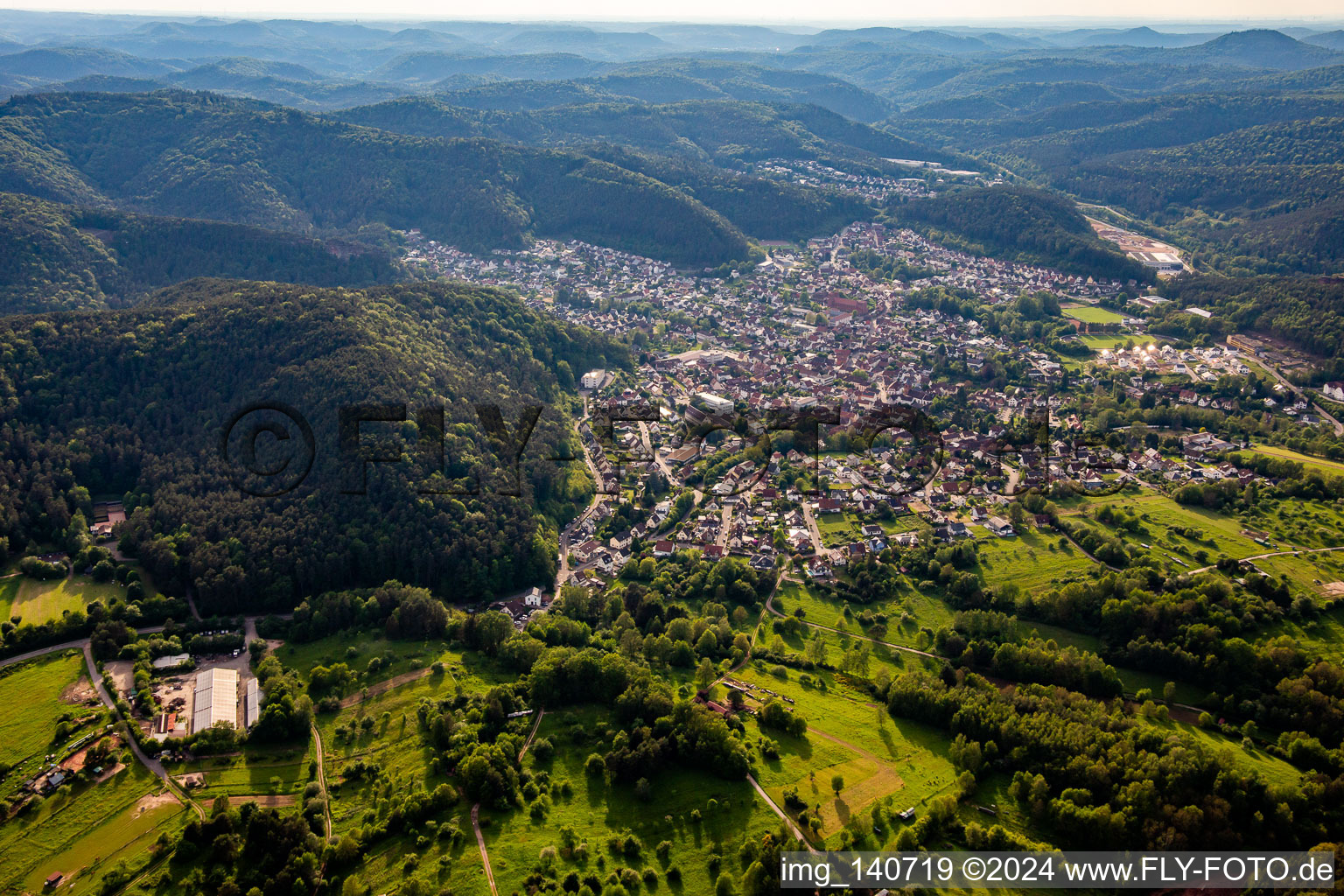 Vue aérienne de Du sud-est à Hauenstein dans le département Rhénanie-Palatinat, Allemagne