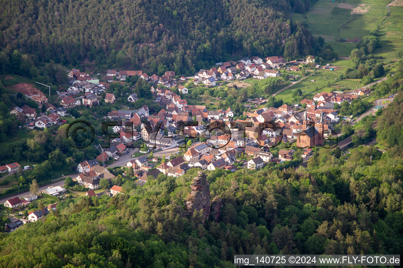 Vue aérienne de Du sud à Wilgartswiesen dans le département Rhénanie-Palatinat, Allemagne