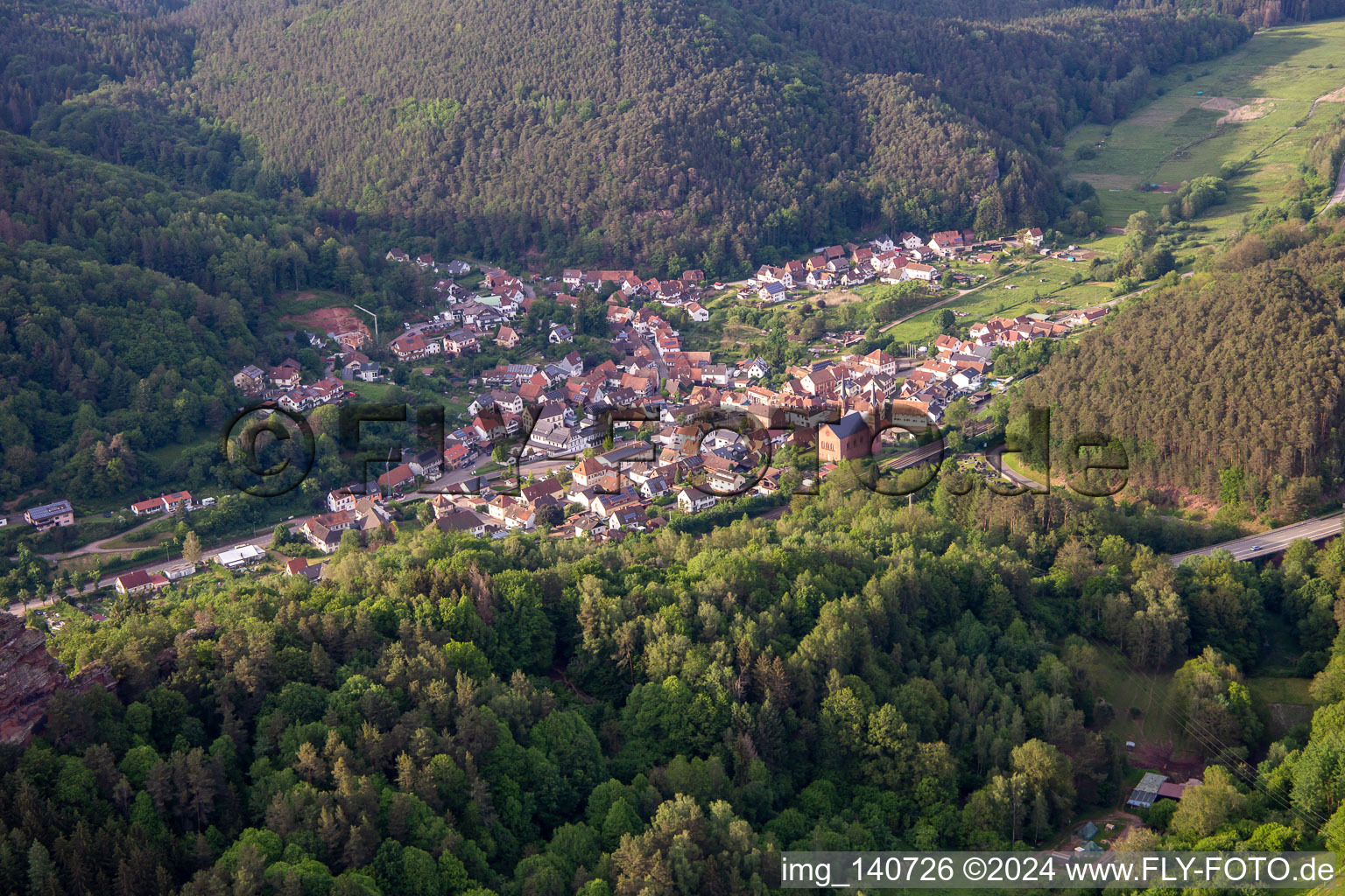 Vue aérienne de Du sud à Wilgartswiesen dans le département Rhénanie-Palatinat, Allemagne