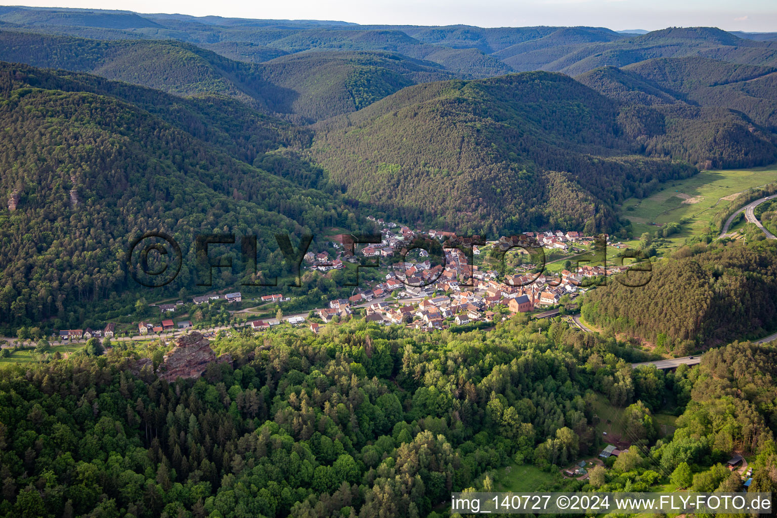 Photographie aérienne de Du sud à Wilgartswiesen dans le département Rhénanie-Palatinat, Allemagne