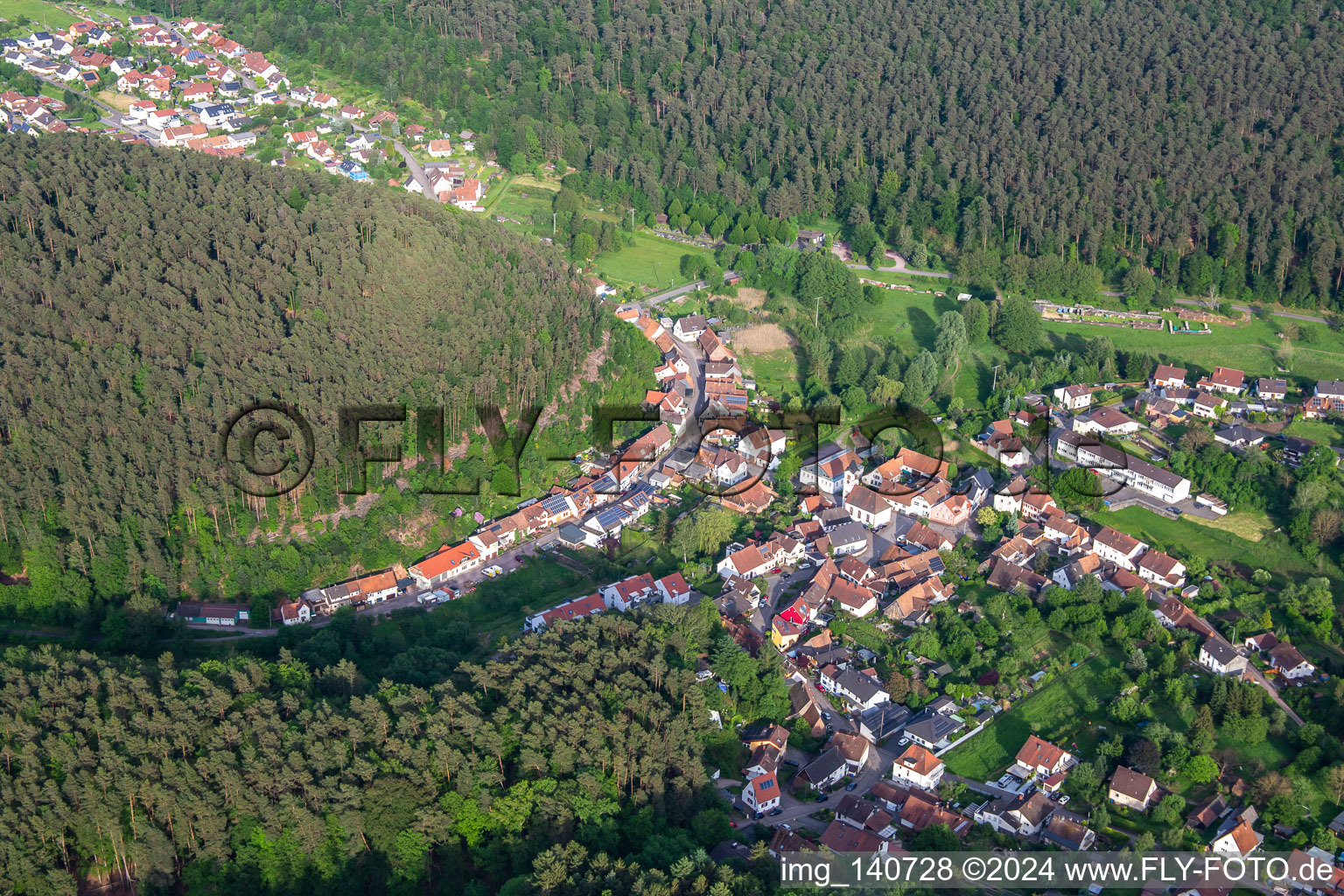 Vue aérienne de Du nord-est à Spirkelbach dans le département Rhénanie-Palatinat, Allemagne