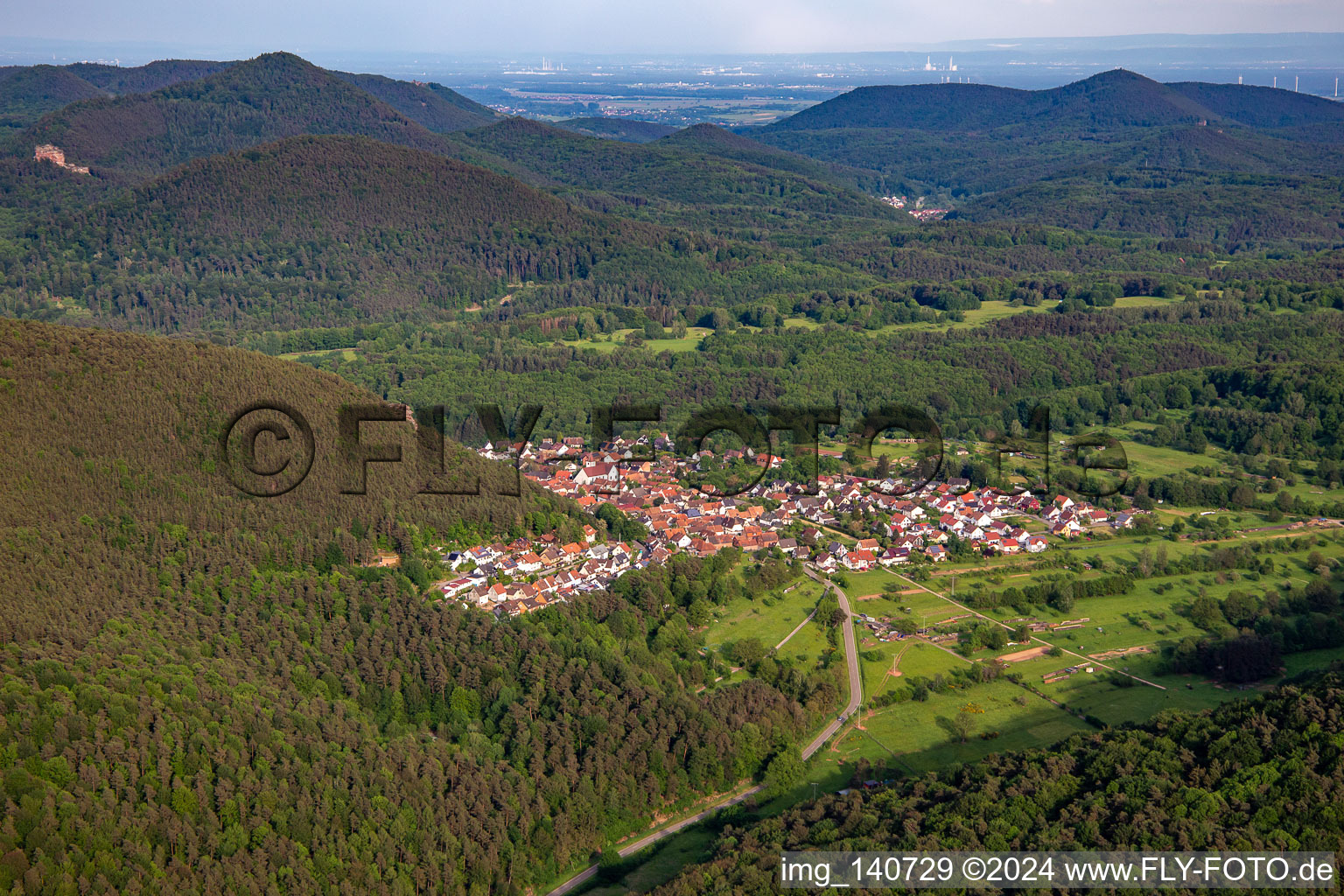 Vue aérienne de Du nord-ouest à le quartier Sarnstall in Annweiler am Trifels dans le département Rhénanie-Palatinat, Allemagne