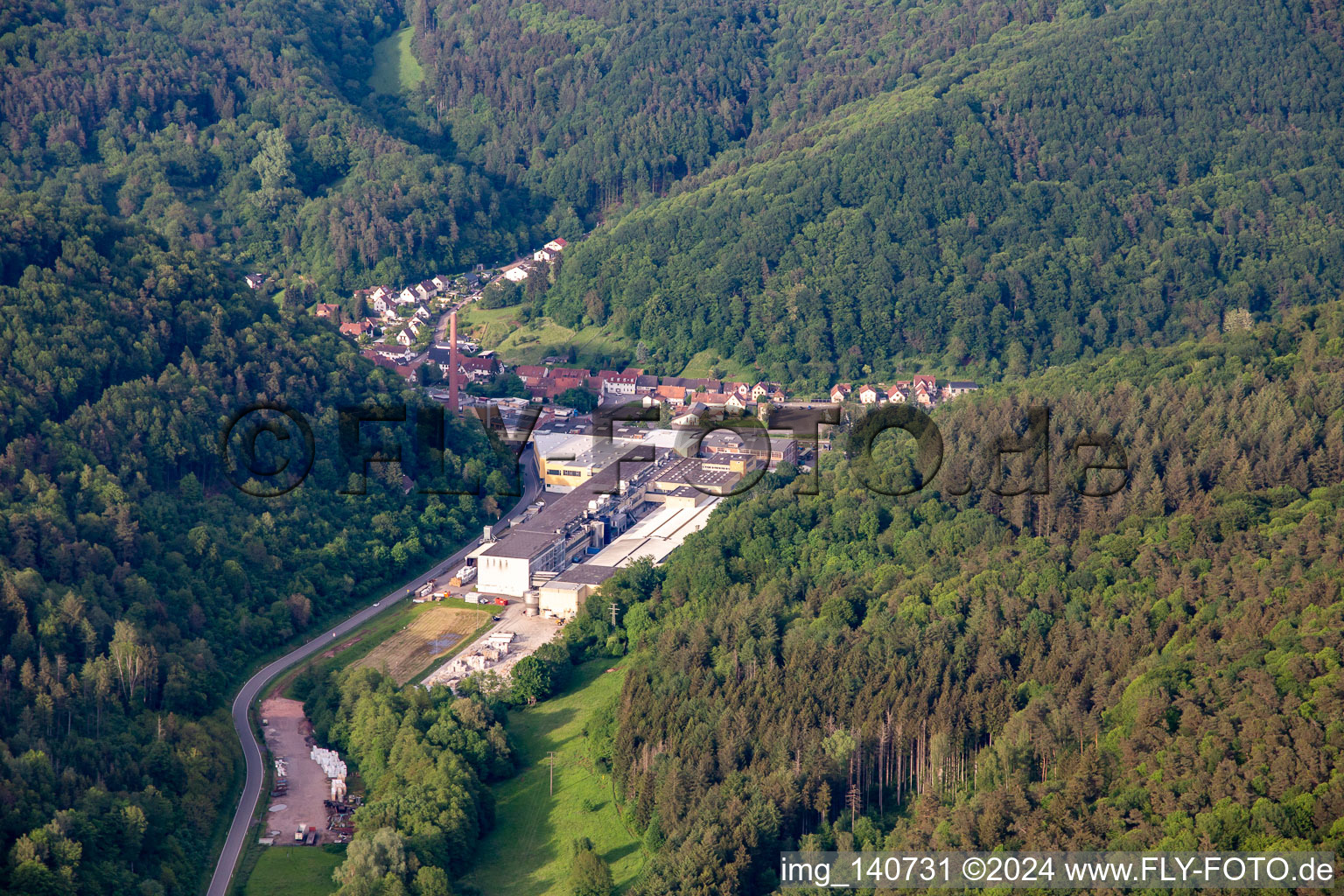 Vue aérienne de CHRIPA Paletten GmbH à le quartier Sarnstall in Annweiler am Trifels dans le département Rhénanie-Palatinat, Allemagne