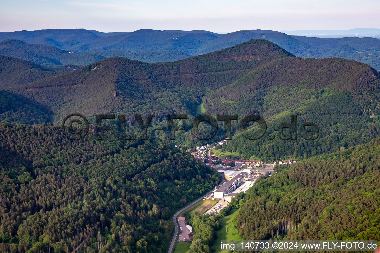 Vue aérienne de CHRIPA Paletten GmbH à le quartier Sarnstall in Annweiler am Trifels dans le département Rhénanie-Palatinat, Allemagne