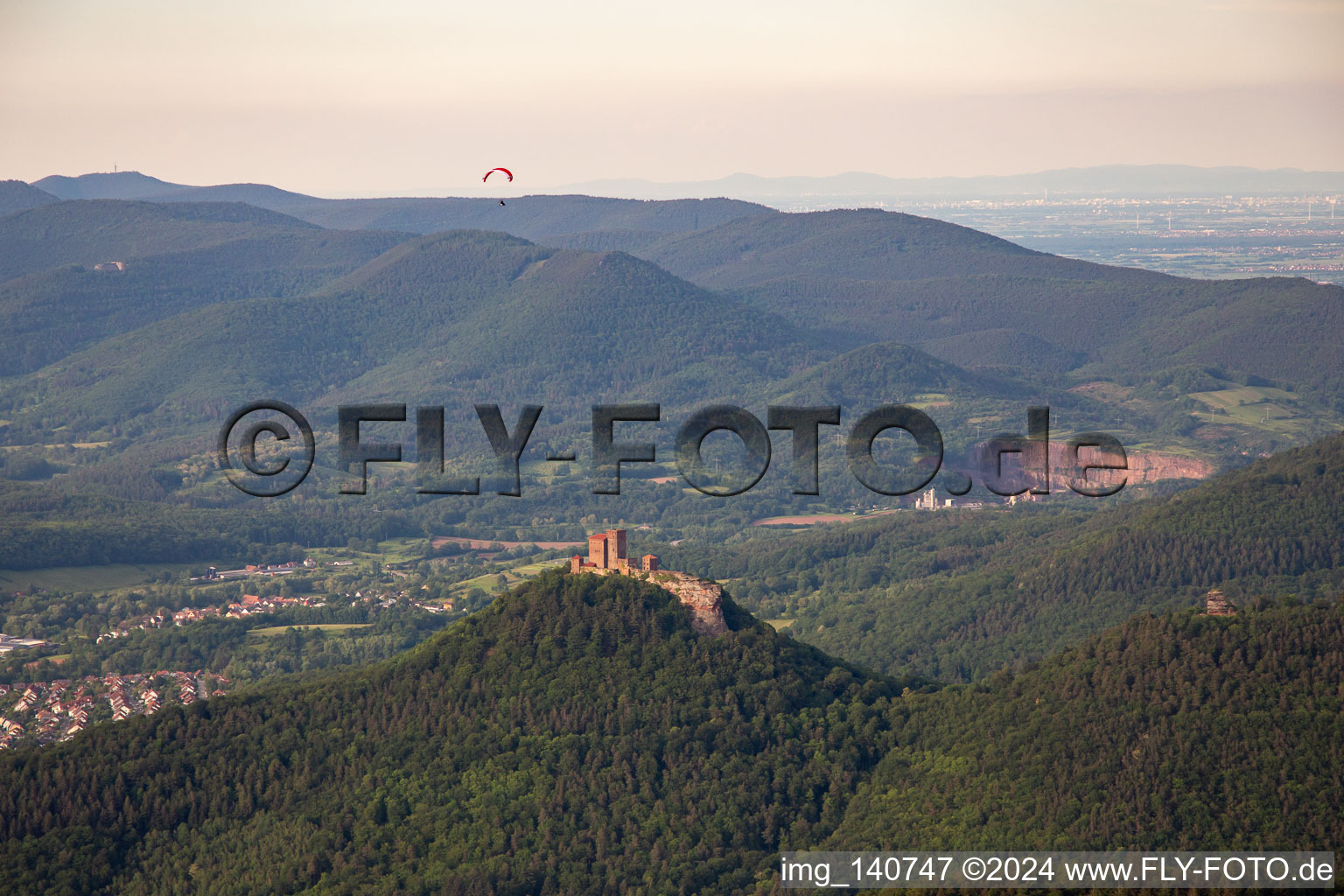 Vue aérienne de Château de Trifels vu du sud-ouest à le quartier Bindersbach in Annweiler am Trifels dans le département Rhénanie-Palatinat, Allemagne