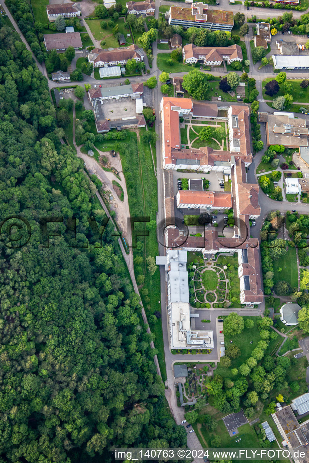 Enregistrement par drone de Clinique du Palatinat Landeck à Klingenmünster dans le département Rhénanie-Palatinat, Allemagne