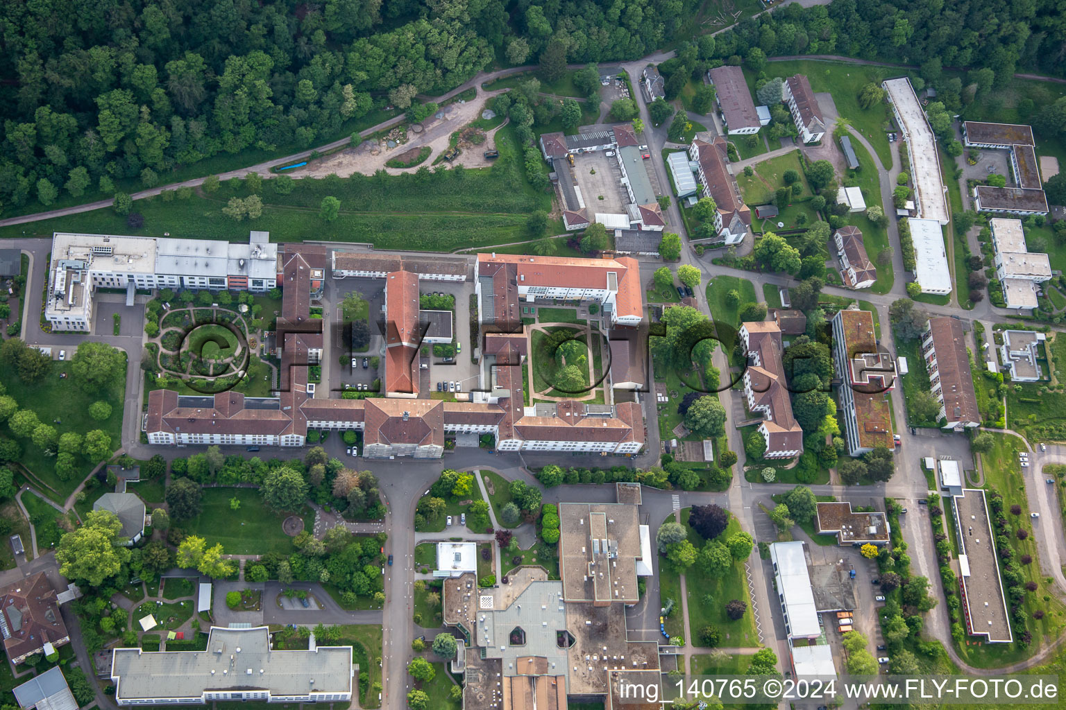 Clinique du Palatinat Landeck à Klingenmünster dans le département Rhénanie-Palatinat, Allemagne du point de vue du drone