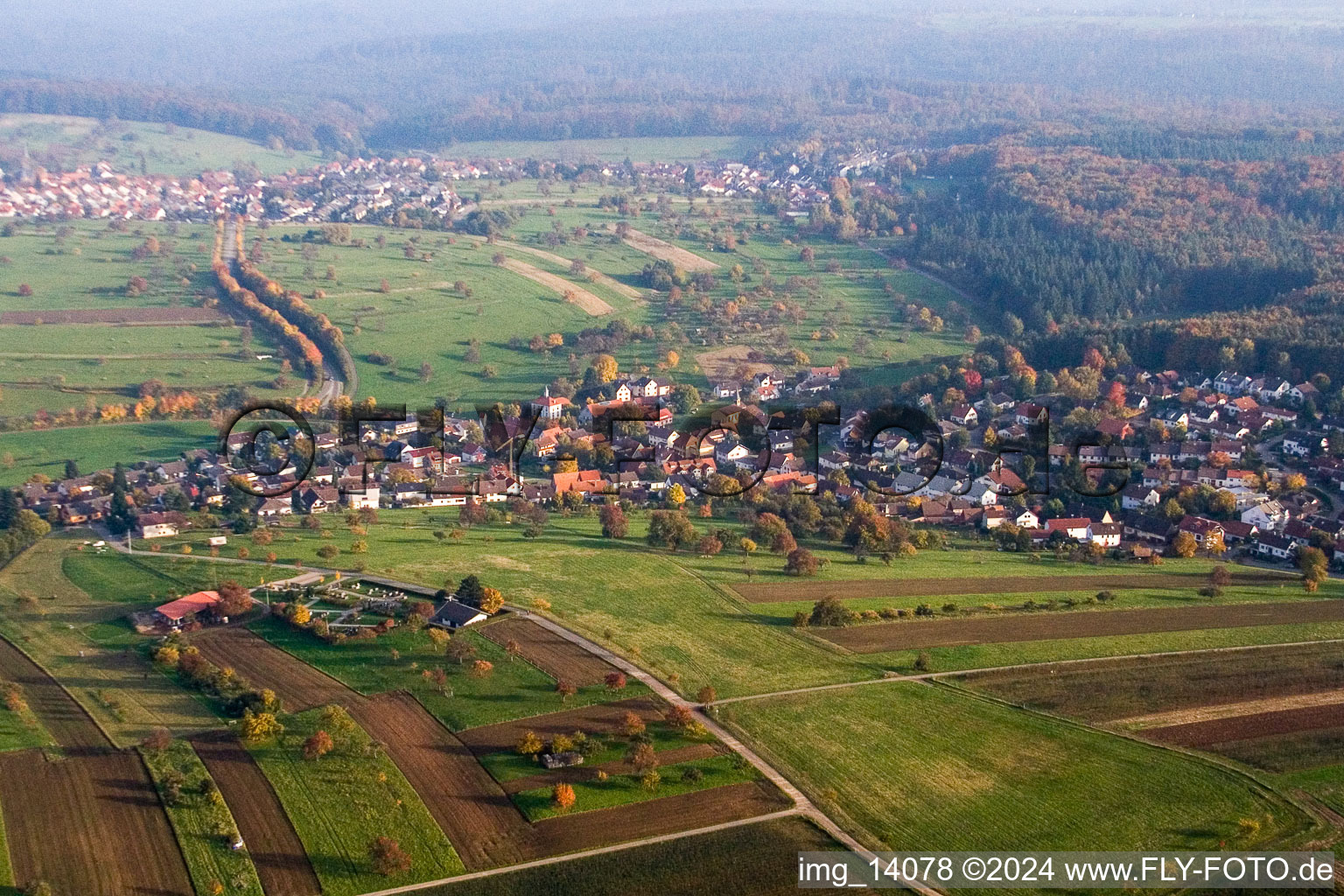 Vue aérienne de Vue sur le village à le quartier Schluttenbach in Ettlingen dans le département Bade-Wurtemberg, Allemagne