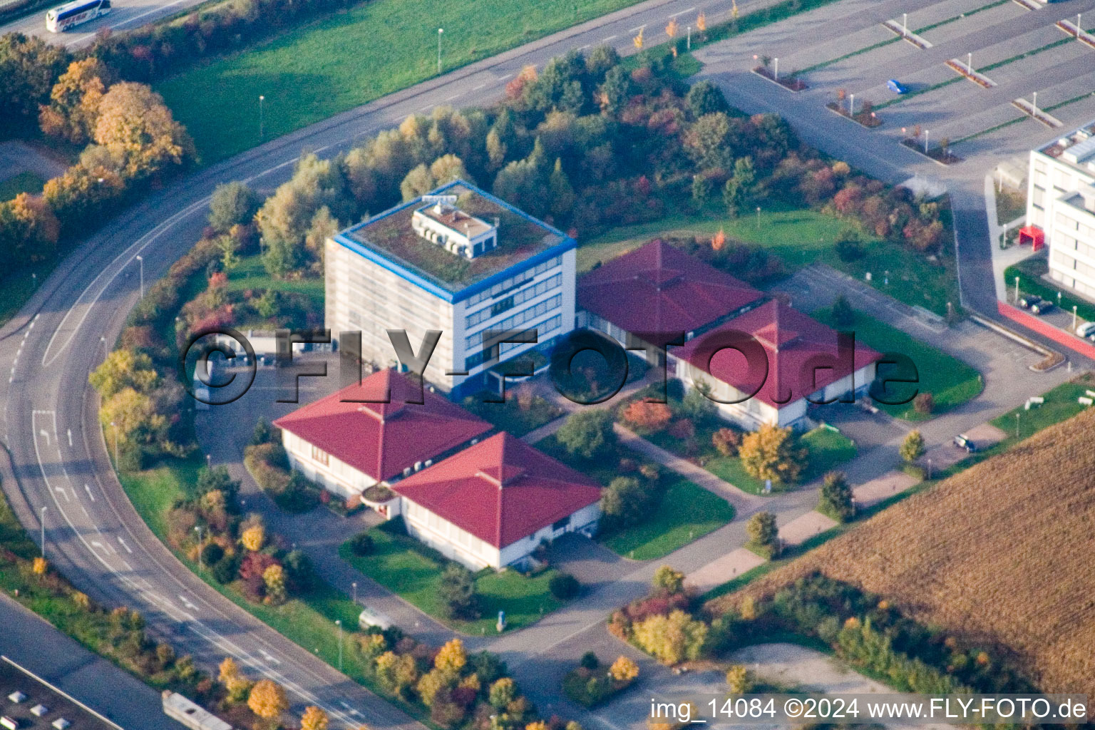 Vue aérienne de Immeuble de bureaux du bâtiment administratif et commercial Bruker Physik GmbH et Bruker BioSpin MRI GmbH à le quartier Bruchhausen in Ettlingen dans le département Bade-Wurtemberg, Allemagne