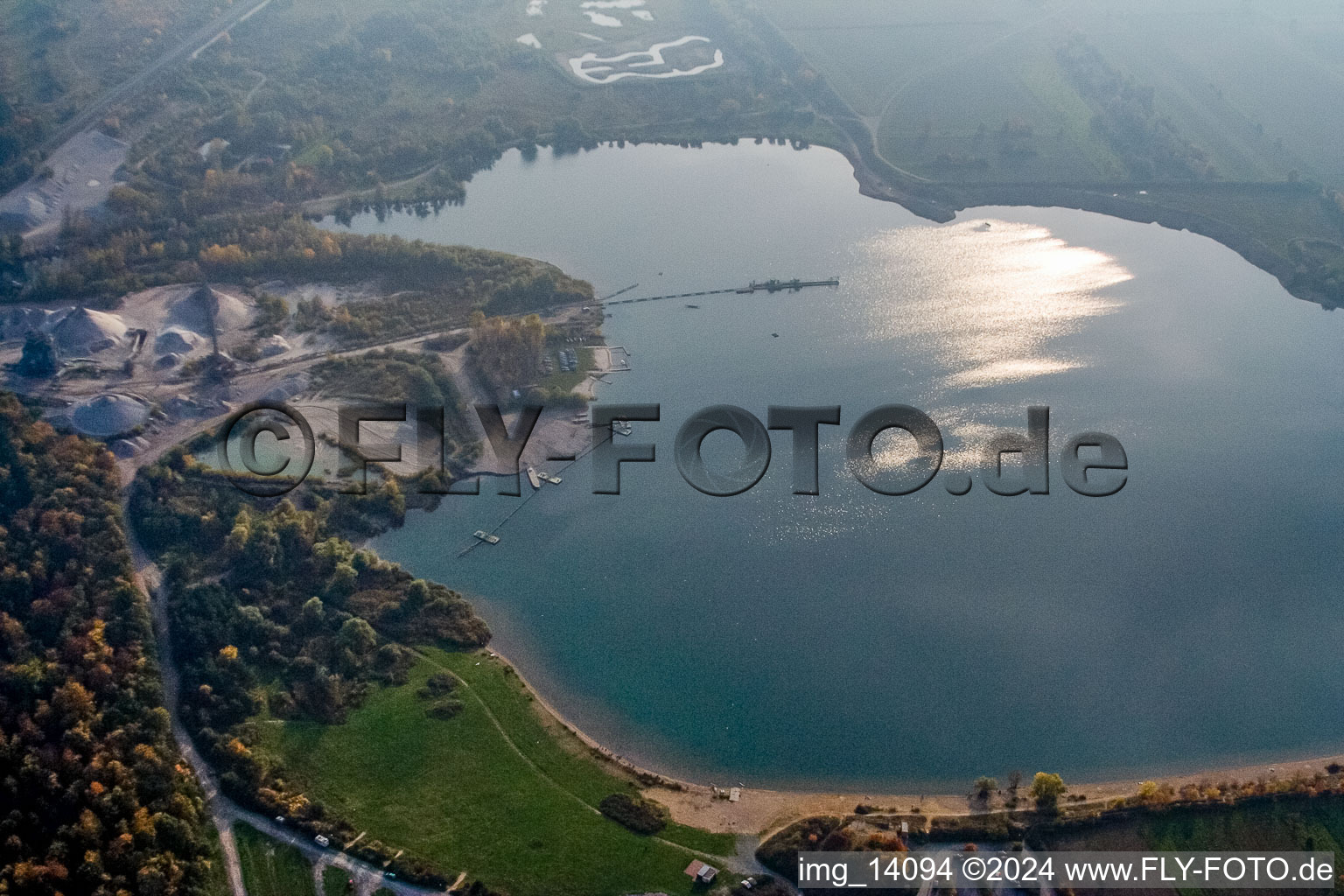 Vue aérienne de Lac Epple à le quartier Silberstreifen in Rheinstetten dans le département Bade-Wurtemberg, Allemagne