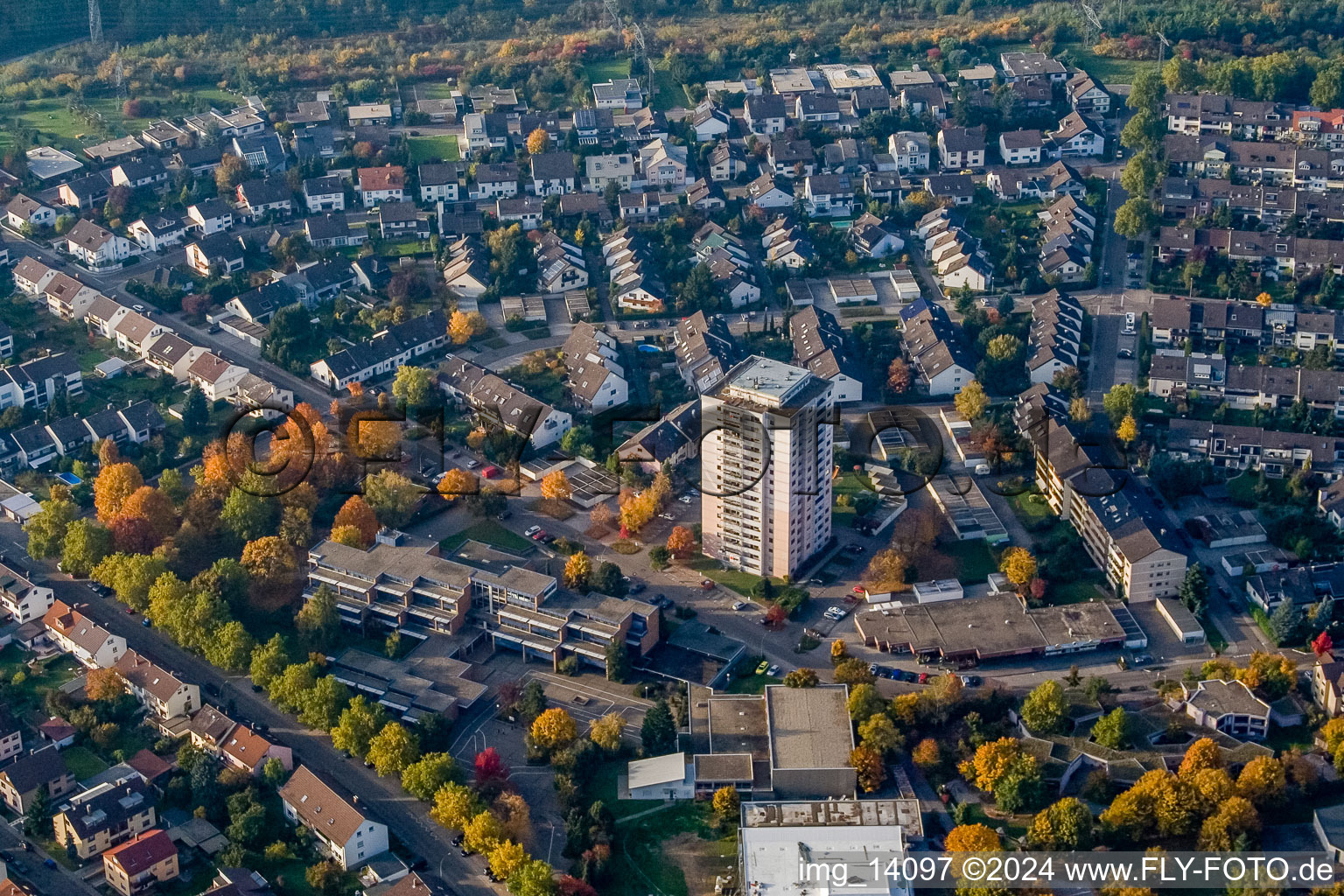 Vue aérienne de École de la Forêt-Noire à le quartier Forchheim in Rheinstetten dans le département Bade-Wurtemberg, Allemagne