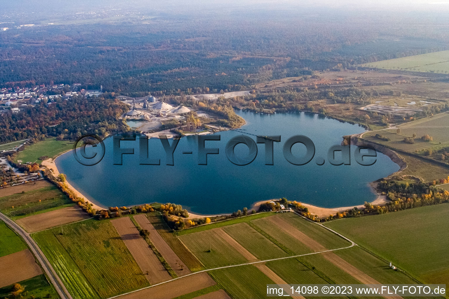 Vue aérienne de Lac Epple à le quartier Silberstreifen in Rheinstetten dans le département Bade-Wurtemberg, Allemagne