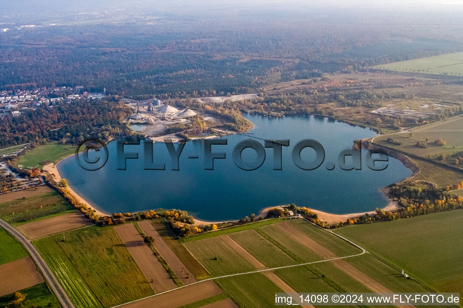 Vue aérienne de Lac Epple à le quartier Silberstreifen in Rheinstetten dans le département Bade-Wurtemberg, Allemagne