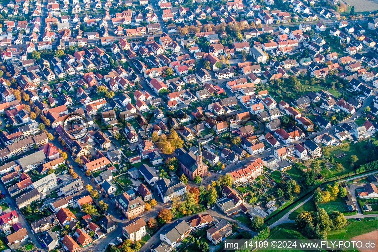 Vue aérienne de Saint-Martin à le quartier Forchheim in Rheinstetten dans le département Bade-Wurtemberg, Allemagne